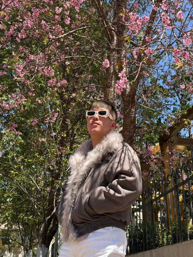 Chụp ảnh với hoa mai anh đào Đà Lạt