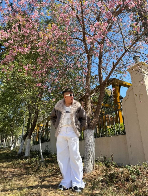 Chụp ảnh với hoa mai anh đào Đà Lạt