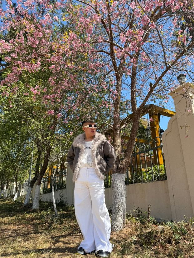 Chụp ảnh với hoa anh đào Đà Lạt