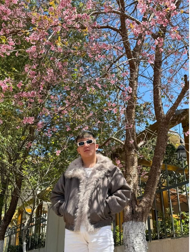 Chụp ảnh với hoa mai anh đào Đà Lạt