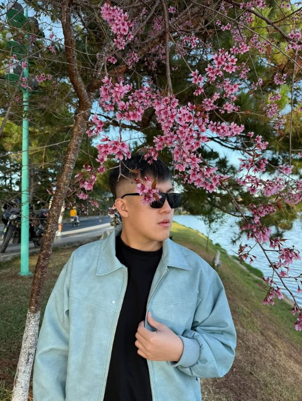 Chụp ảnh với hoa mai anh đào Đà Lạt