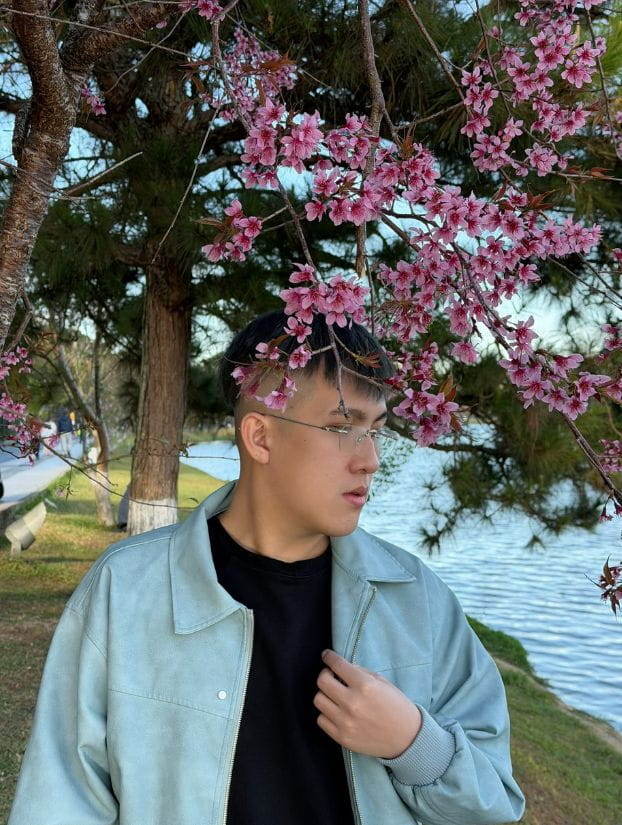 Chụp ảnh với hoa mai anh đào Đà Lạt