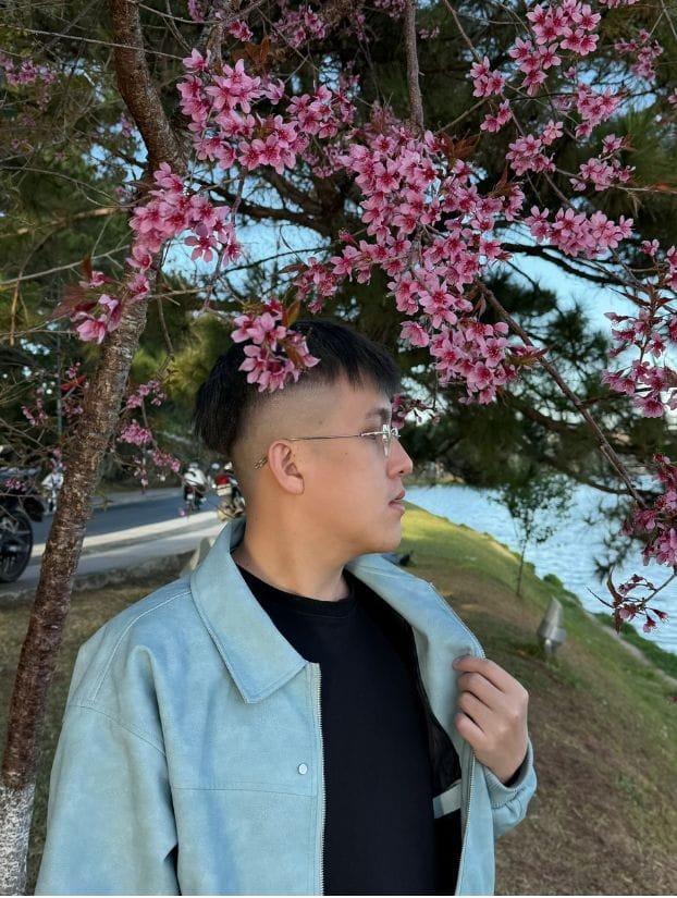 Chụp ảnh với hoa mai anh đào Đà Lạt